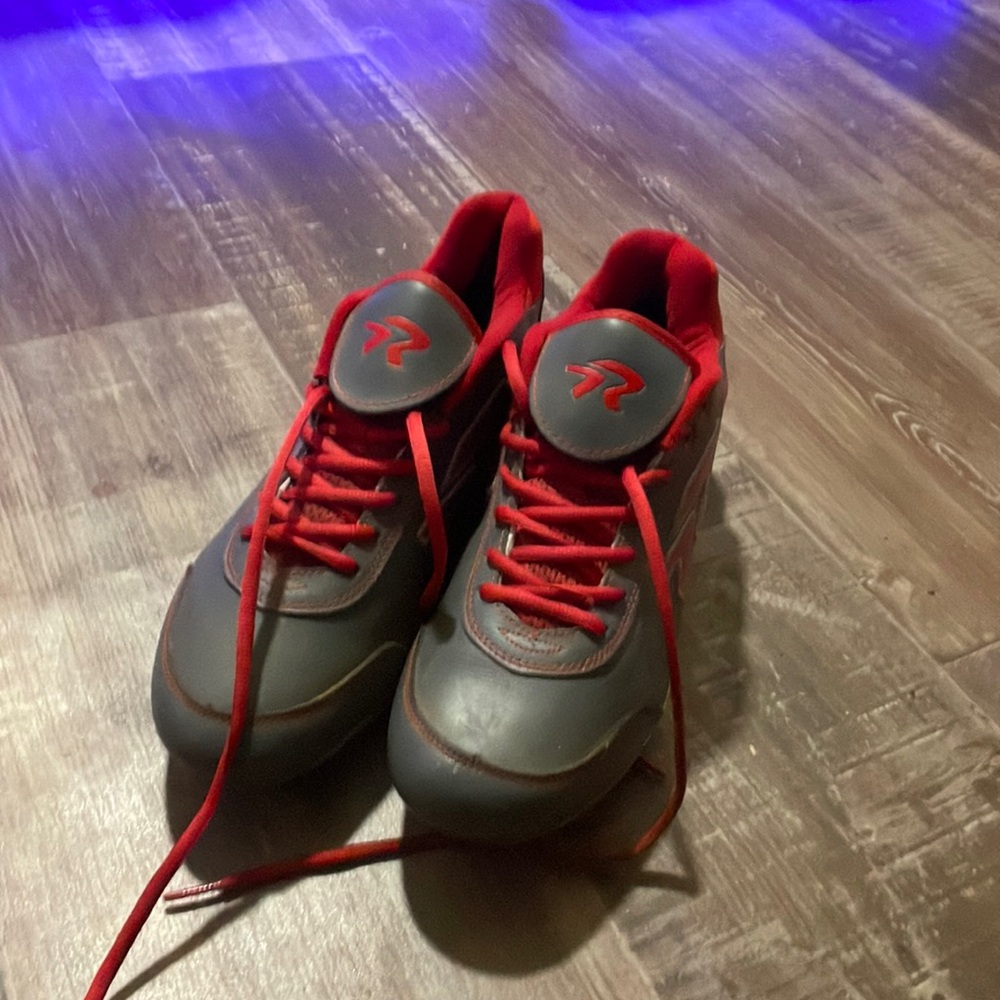 Metal softball cleats